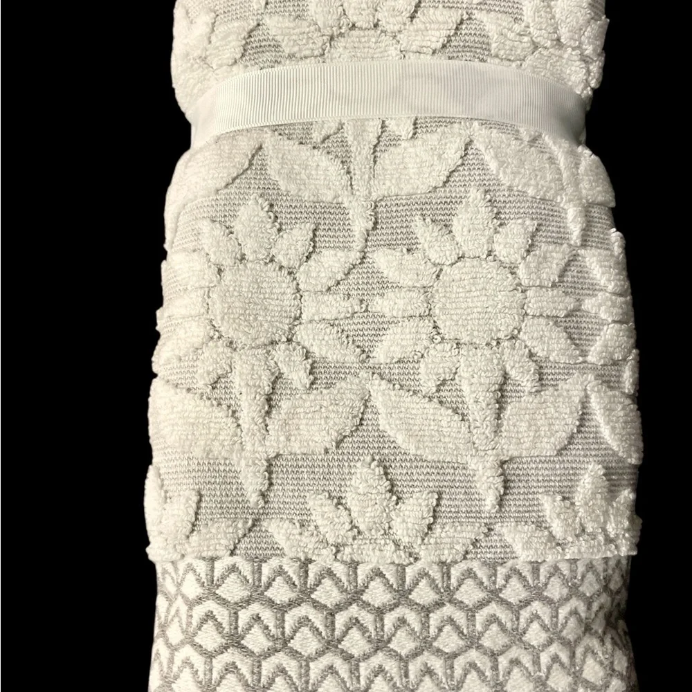 Gray & White Textured Hand Towels🛁